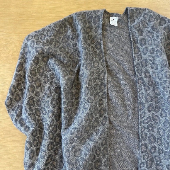 Women's Woolrich One Size Shawl Open Fringe Sweater Animal Print - Picture 3 of 8